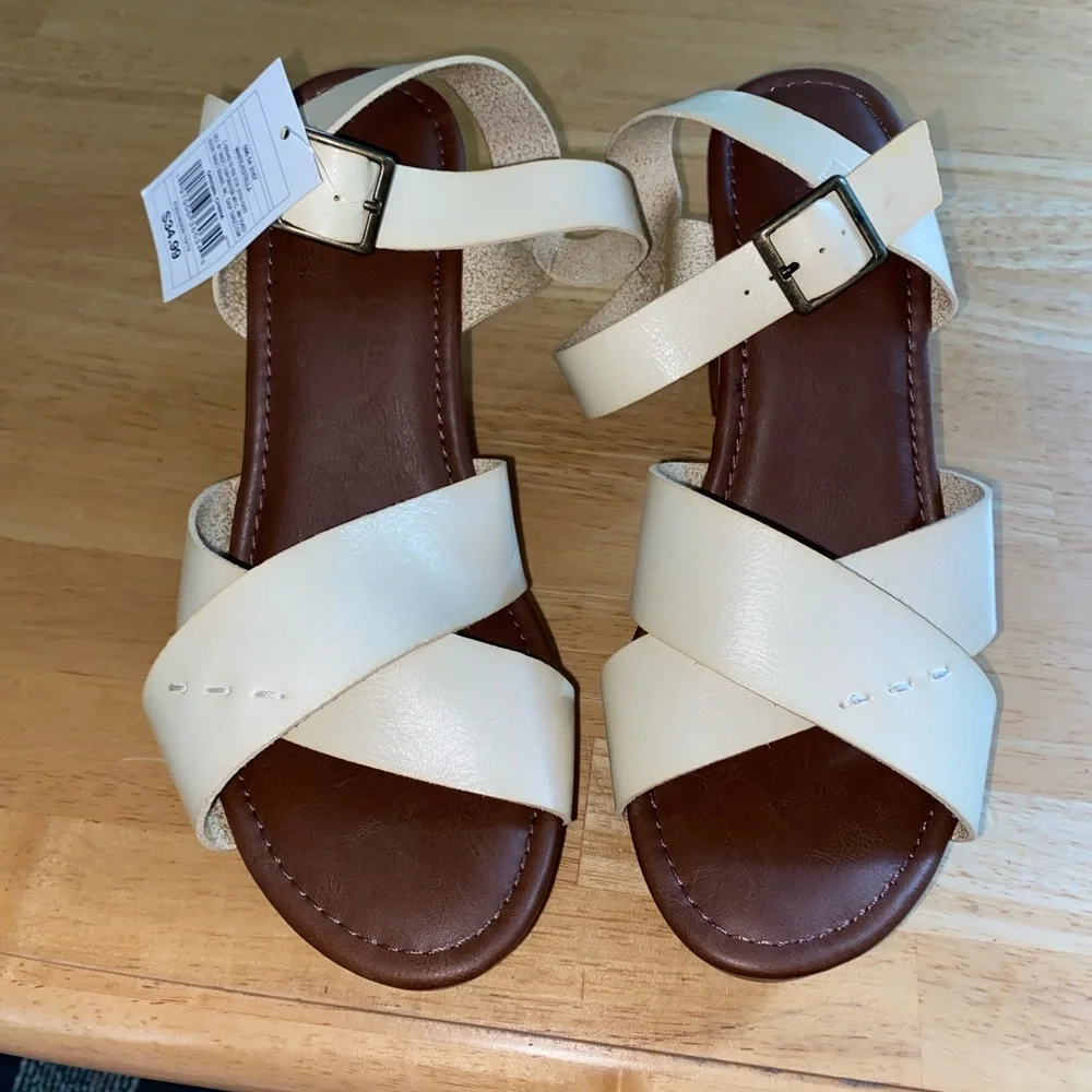 NWT Universal Thread Block heels - Picture 2 of 3